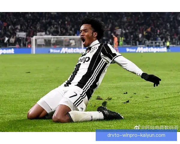 劳塔罗在赛场上表现非凡，备受全球关注，状态回暖。