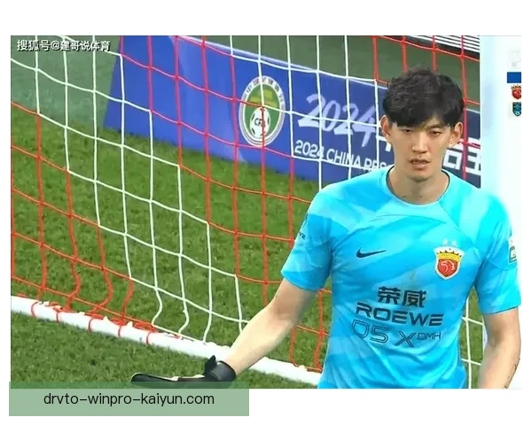 上海海港迎来冠军奖杯，球队表现稳健，备受期待。